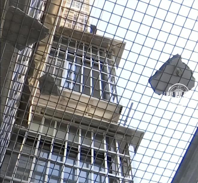 回家步步惊心！小区外墙鼓包脱落砸坏两辆车还差点砸到人(图2)
