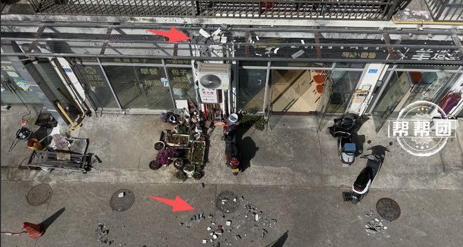 回家步步惊心！小区外墙鼓包脱落砸坏两辆车还差点砸到人(图3)